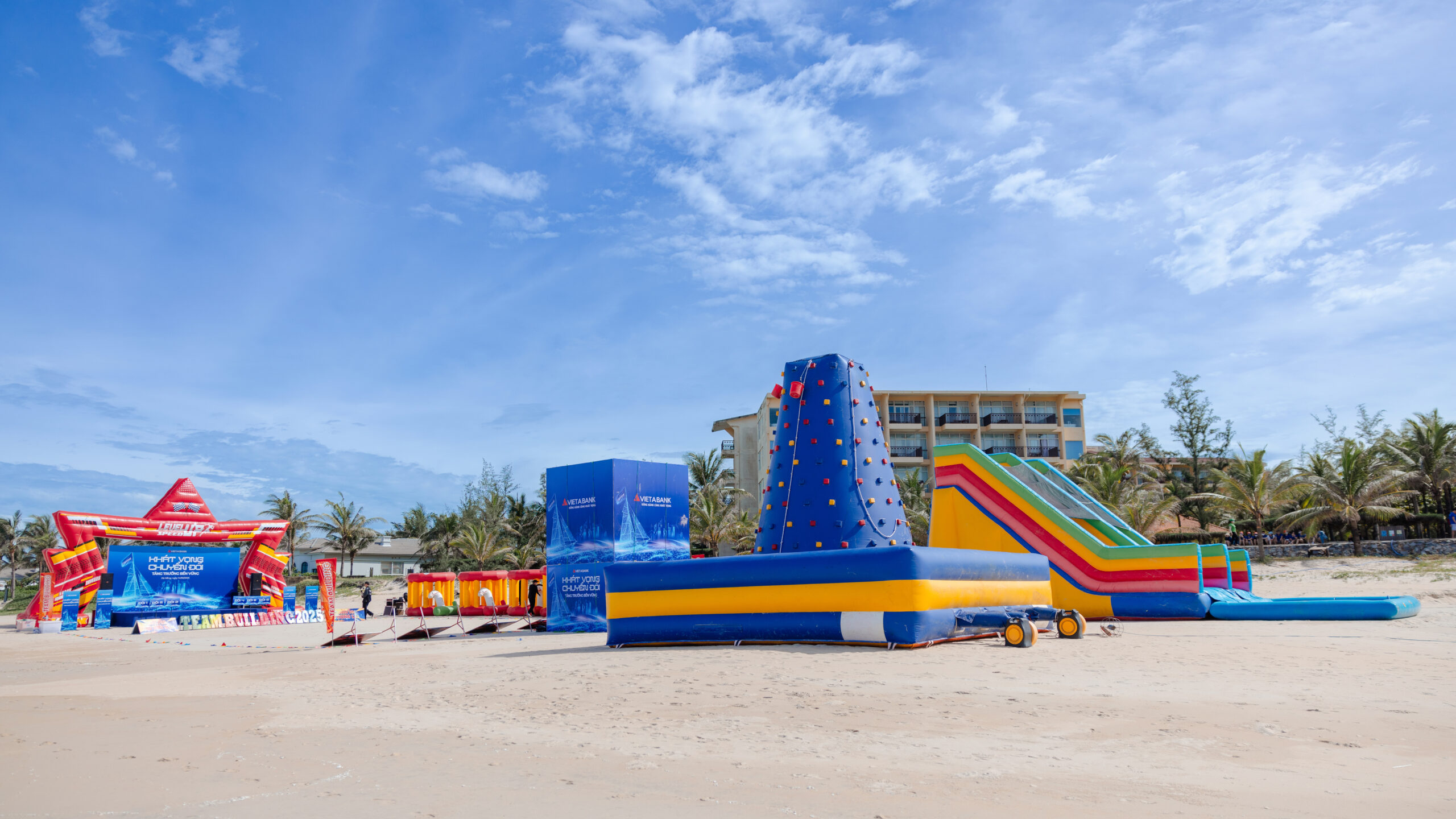 team-building-viet-a-bank-gan-ket-noi-luc-lan-toa-suc-manh-tap-the