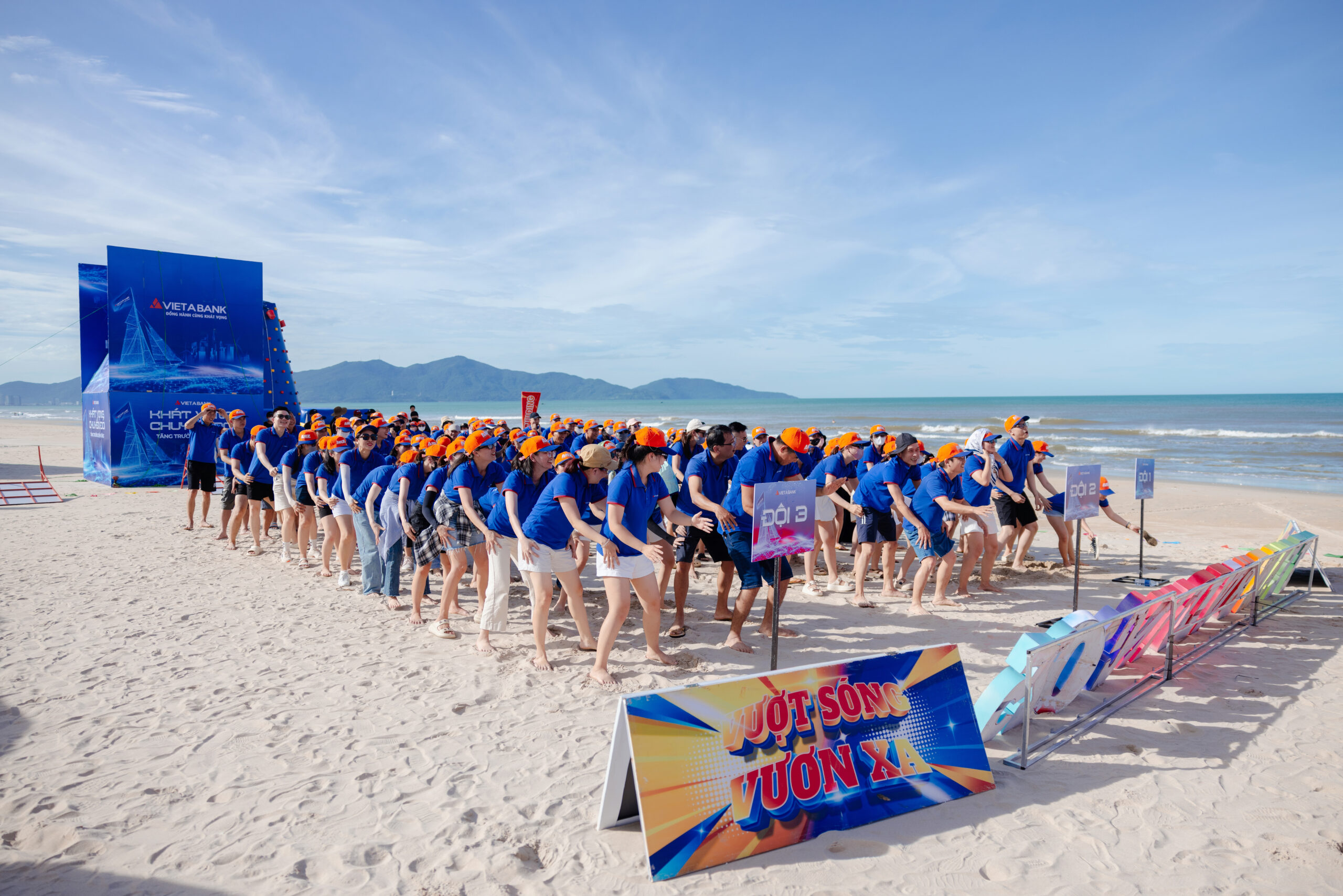team-building-viet-a-bank-gan-ket-noi-luc-lan-toa-suc-manh-tap-the