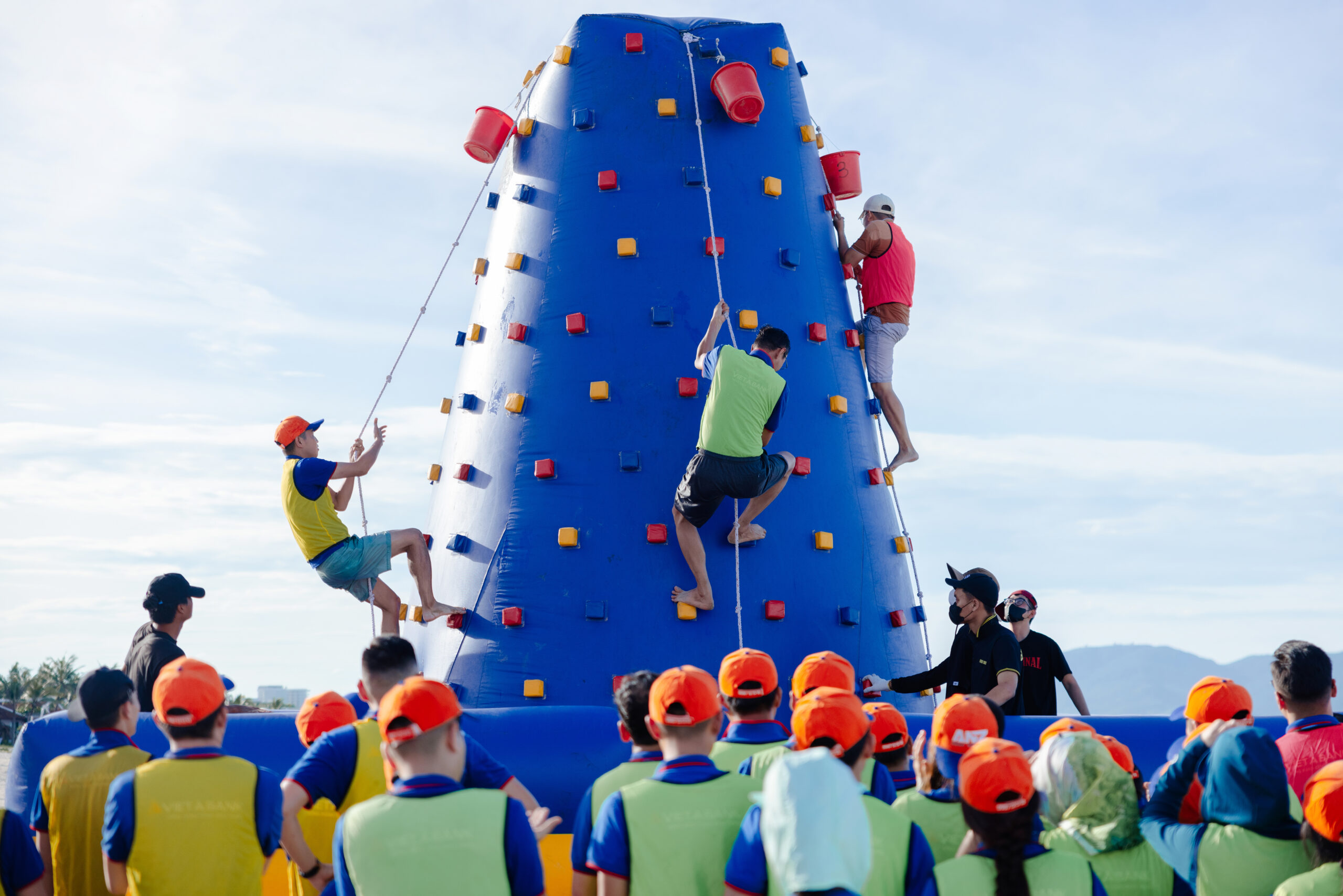 team-building-viet-a-bank-gan-ket-noi-luc-lan-toa-suc-manh-tap-the